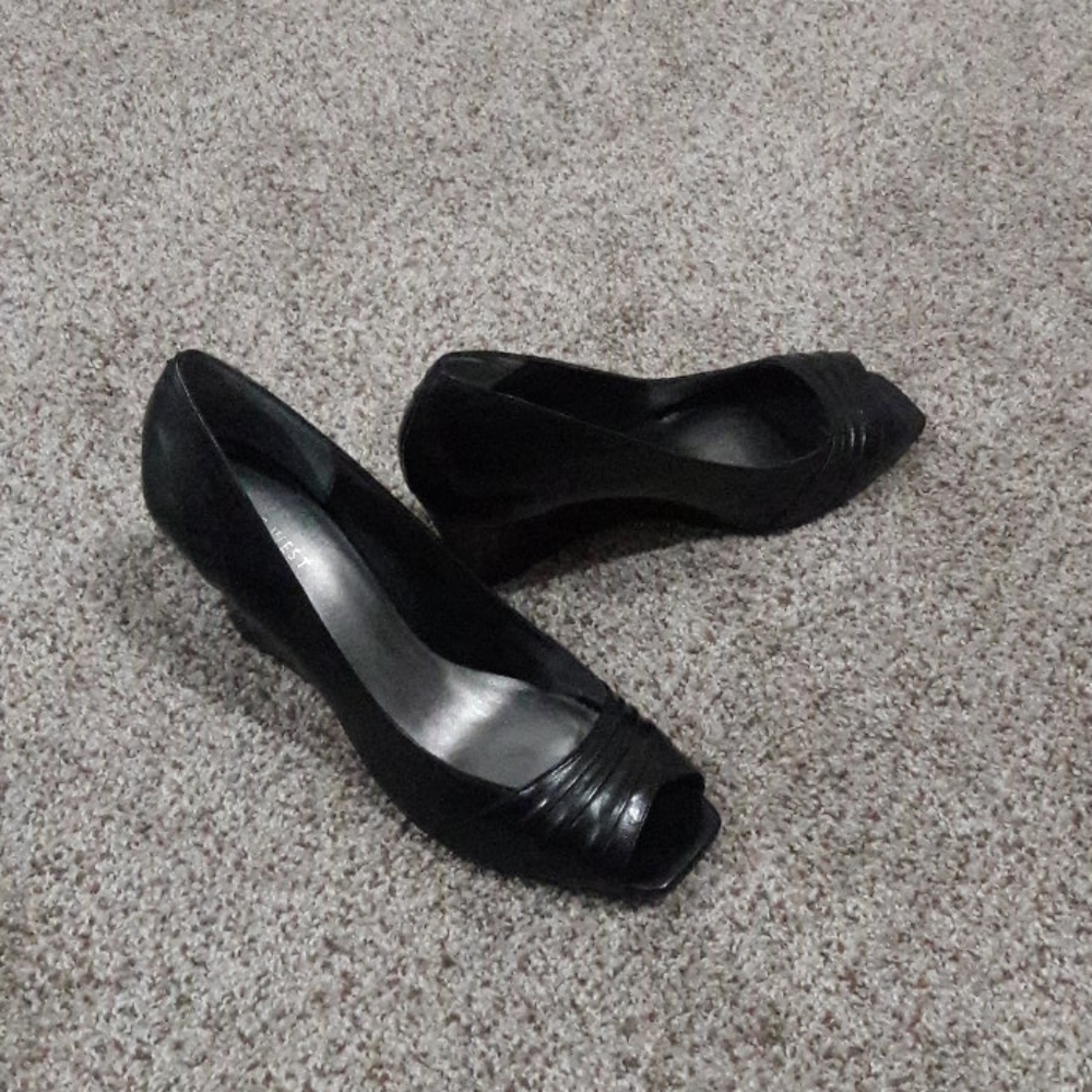 Black Pumps